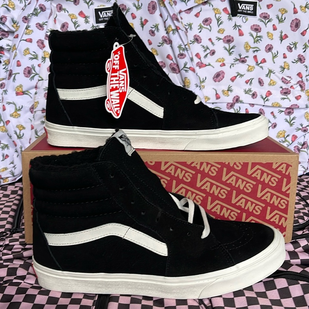 Vans Men’s Sk8-Hi
Cozy Hug Black
VN0A7Q5NBLK
Sneakers - Picture 1 of 16